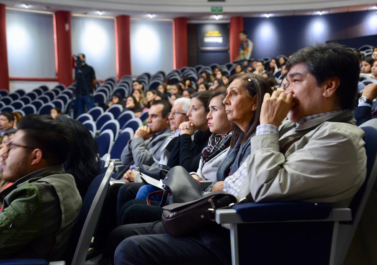 Funcionarios, personal académico y administrativo asistentes