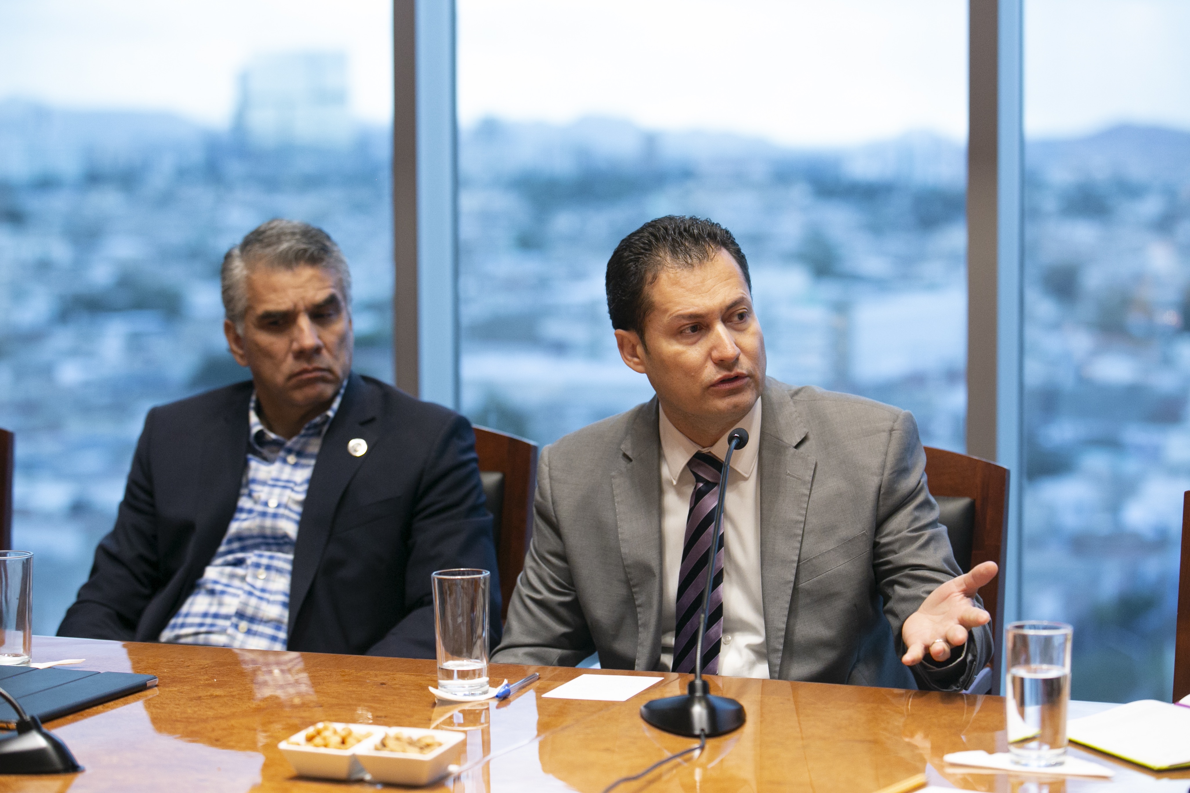Directores Hospitales Civiles nuevo y viejo participando en la reunión