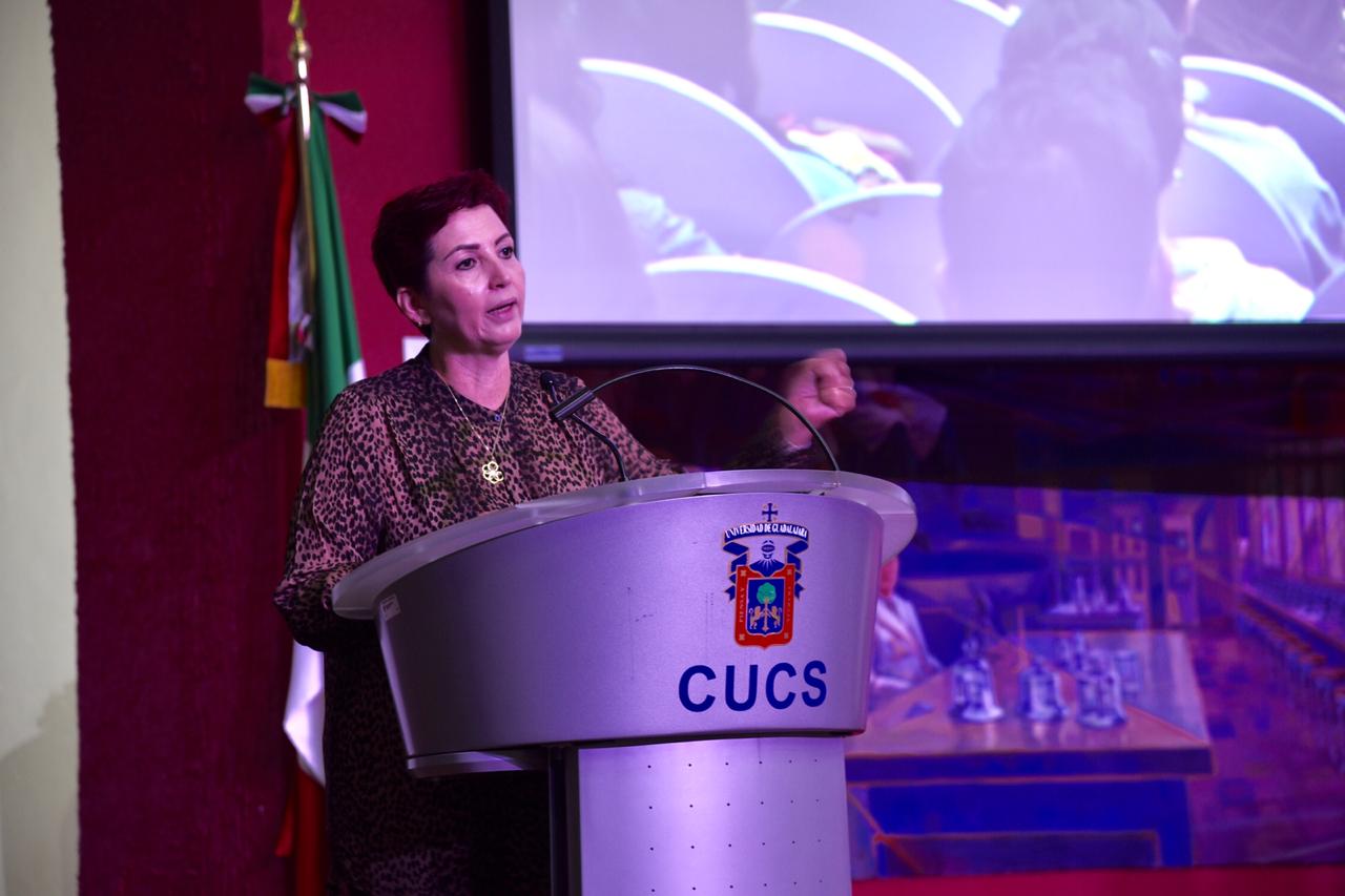 Directora general OPD Servicios de salud haciendo uso de la voz en acto inaugural