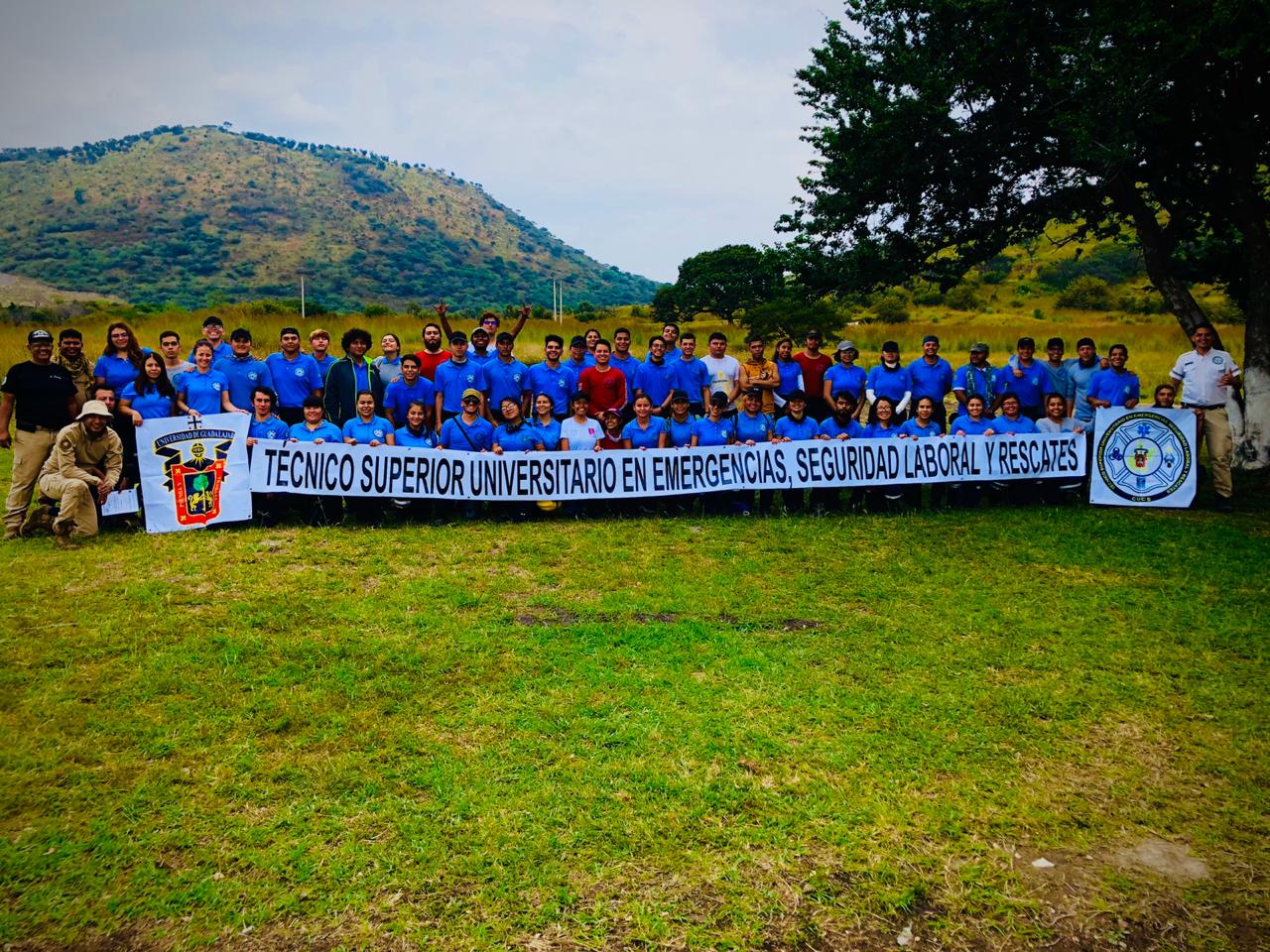 Grupo de alumnos de Emergencias posan para la foto en el campo de capacitación