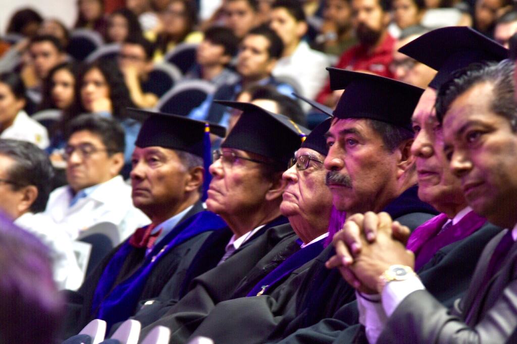 Miembros de la AMC y público en general en el auditorio durante acto inaugural