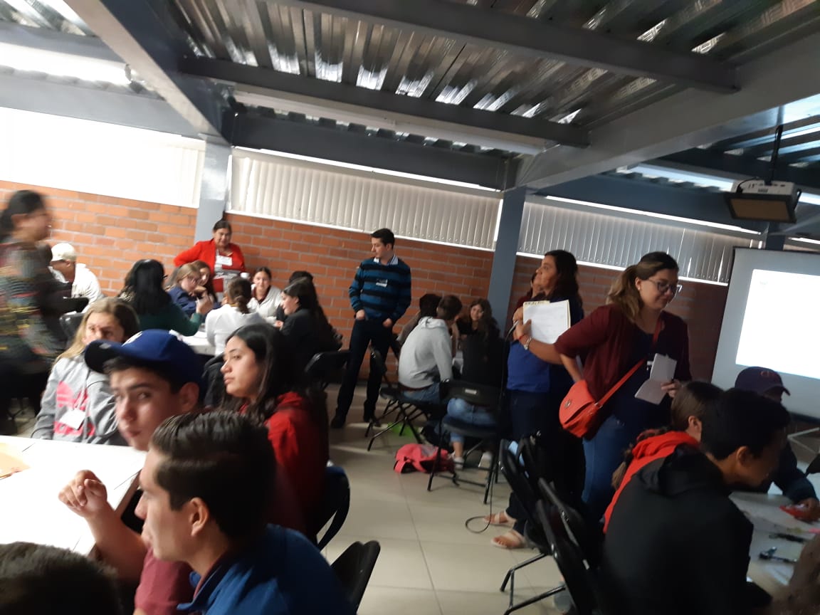 Alumnos participantes en mesas de trabajo