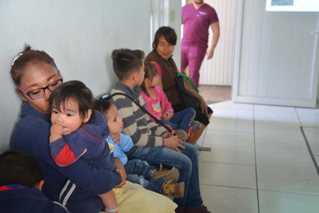 Mamá y su bebé recibiendo Taller de capacitación