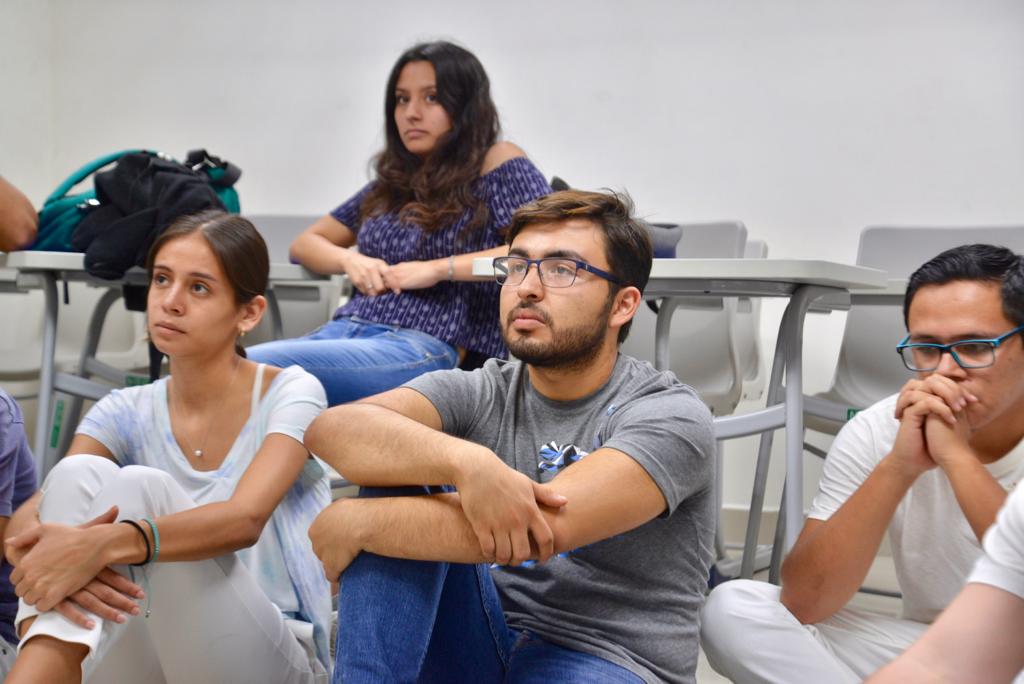 Alumnos atentos durante el conversatorio