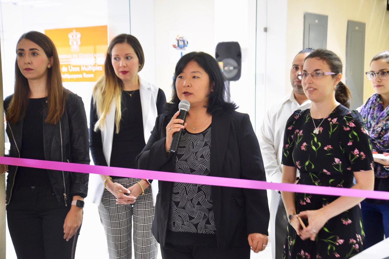 Coordinadora de Extensión del CUCS declarando inaugurado el evento