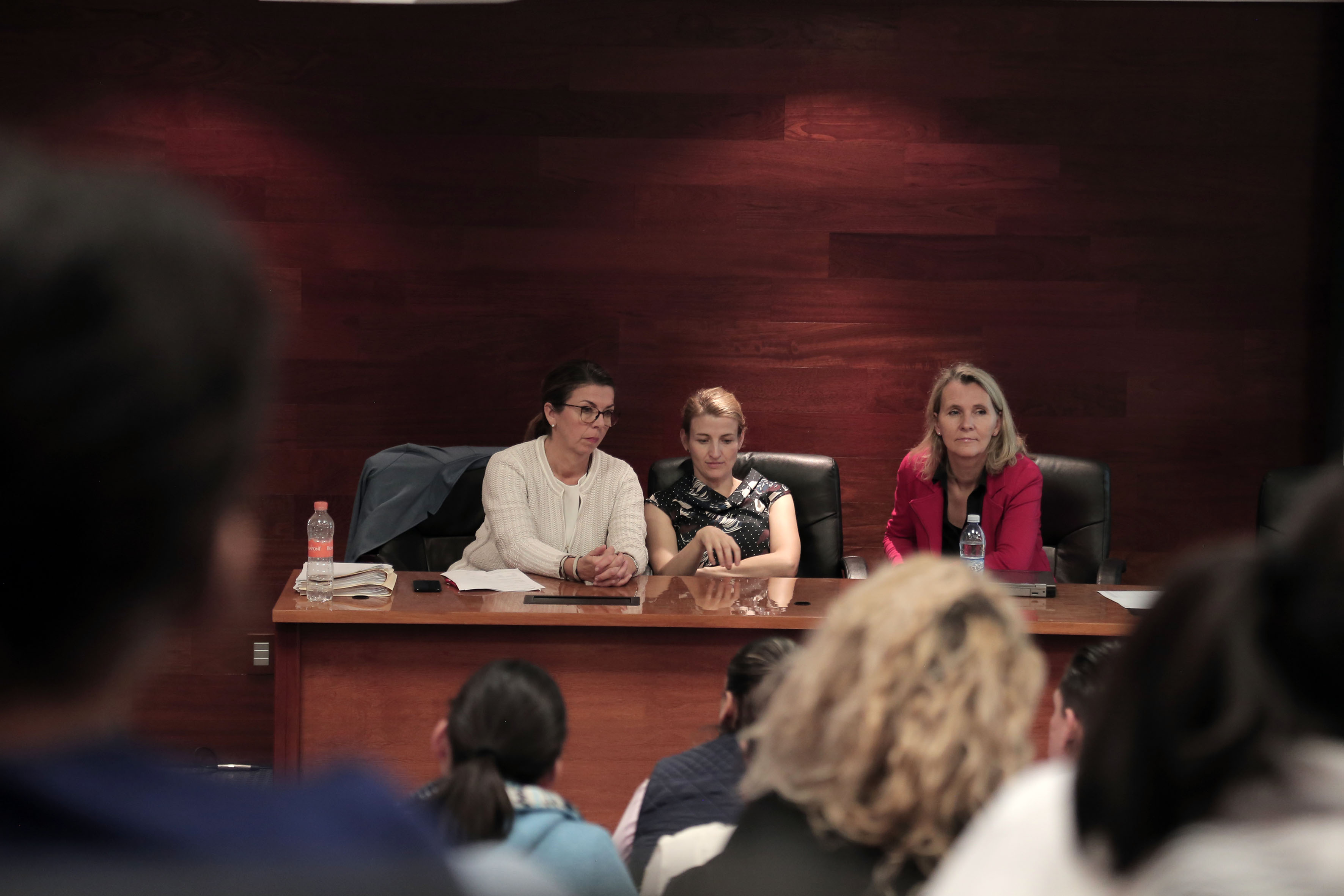 Equipo de reclutadoras en la mesa del presídium