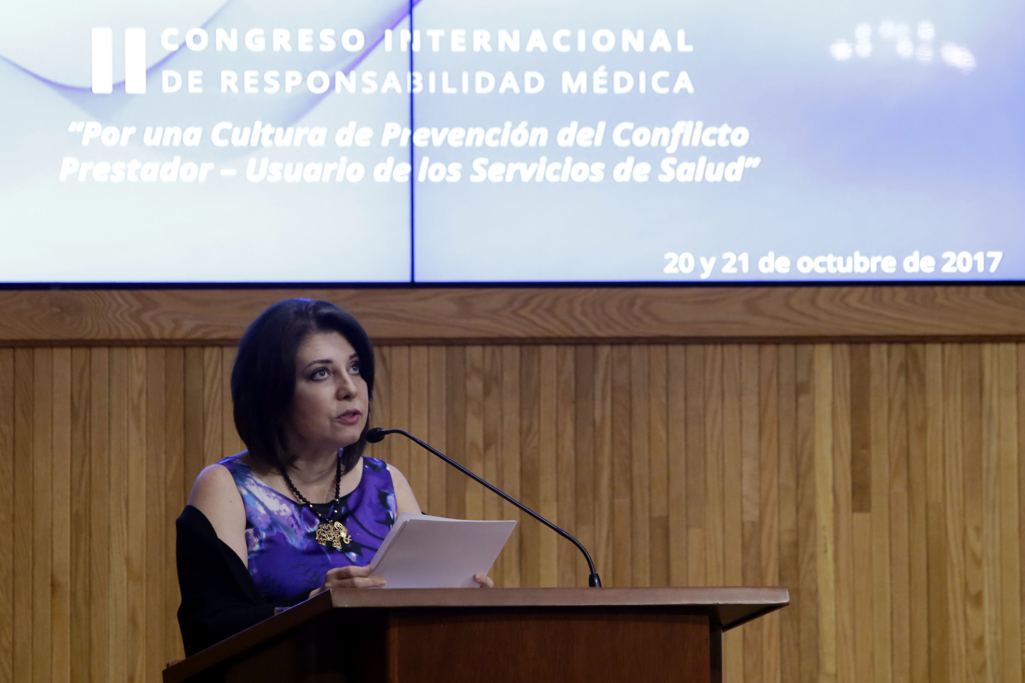 Dra. Carmen Rodríguez Armenta, Coordinadora General Administrativa, tomando la palabra en representación del rector General de la UdeG.
