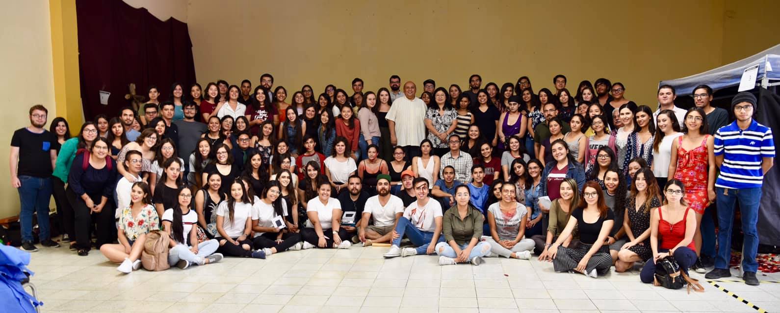 Foto panorámica del extenso grupo de participantes en Expo Forense