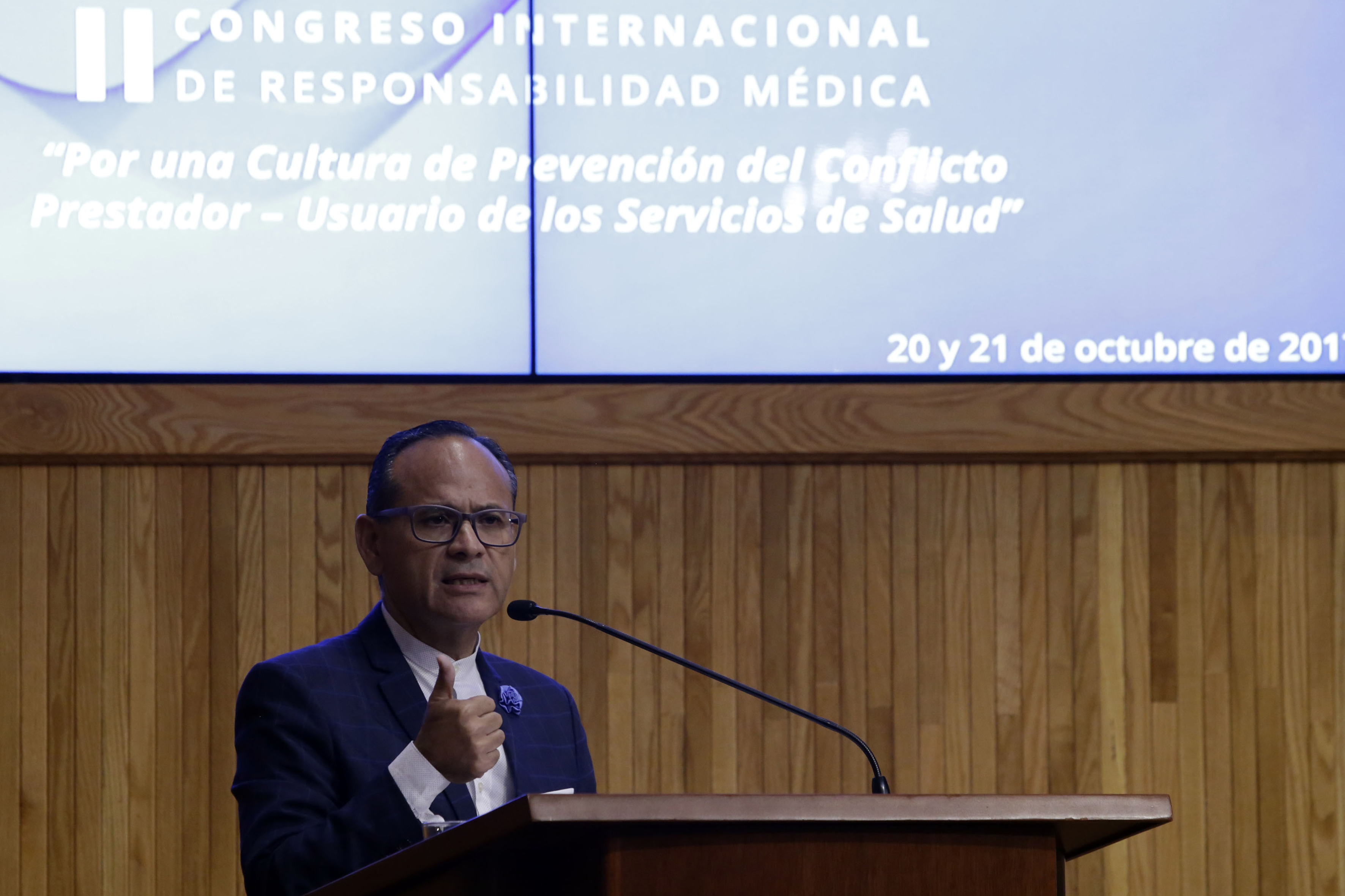 Dr. Héctor Raúl Pérez tomando la palabra en el Paraninfo de la UdeG