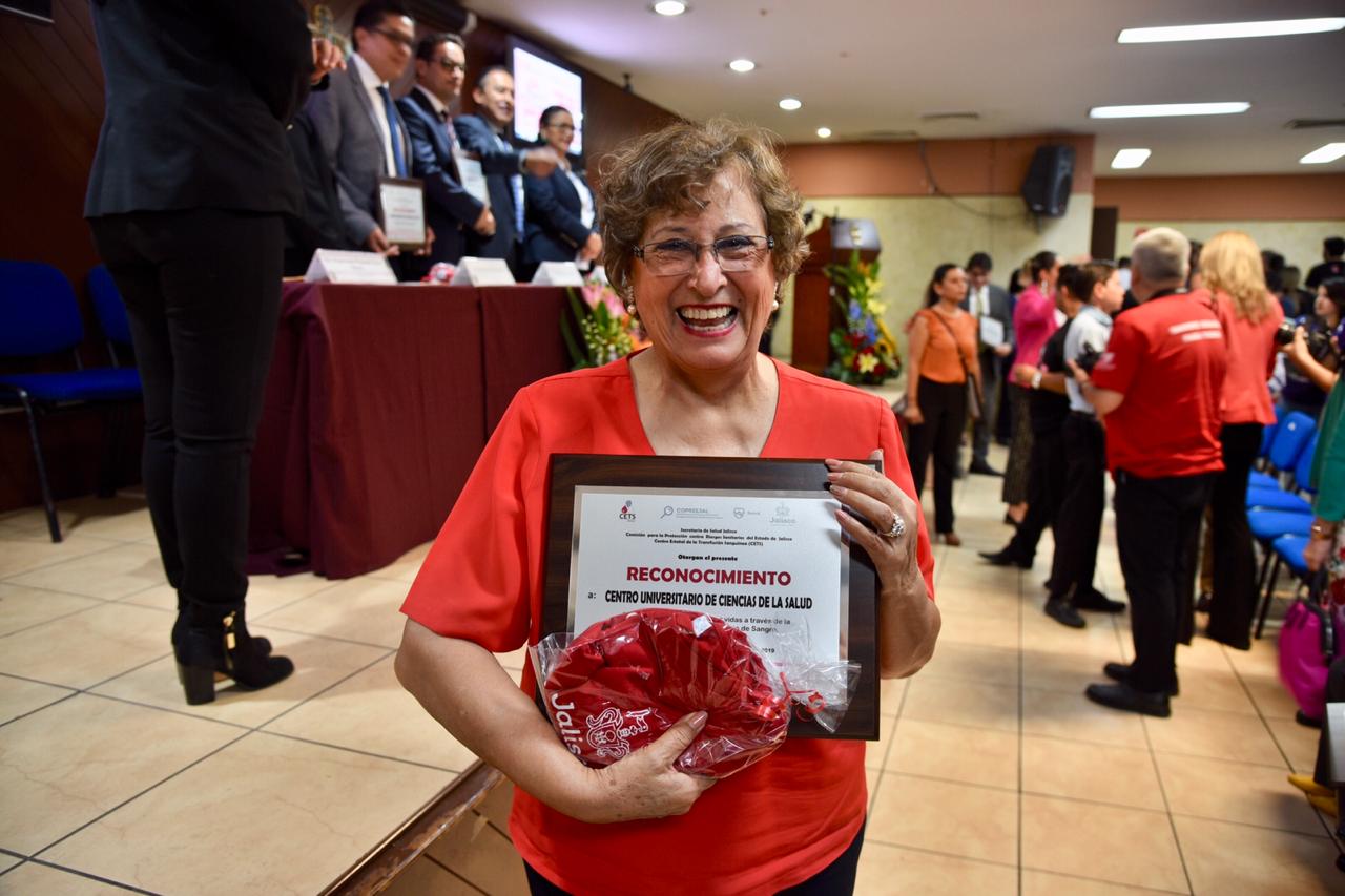 Dra. Cuquita exhibiendo su reconocimiento