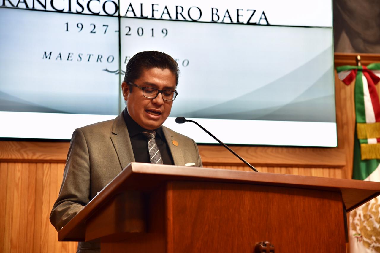 Rector del CUCS en Homenaje Póstumo dirigiendo unas palabras