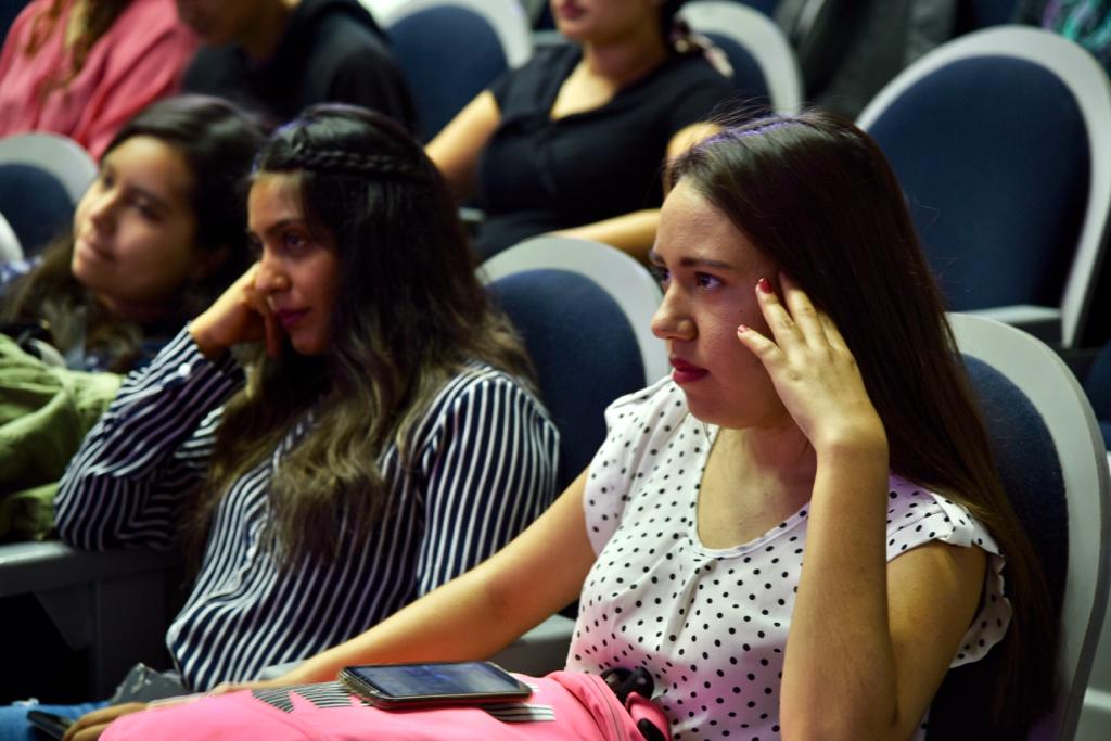 Estudiantes atentas a los contenidos del curso