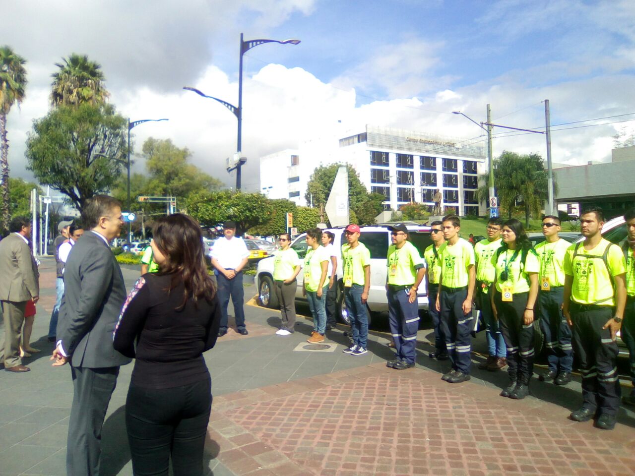 Rector General agradeciendo apoyo a rescatistas que regresan de Morelos