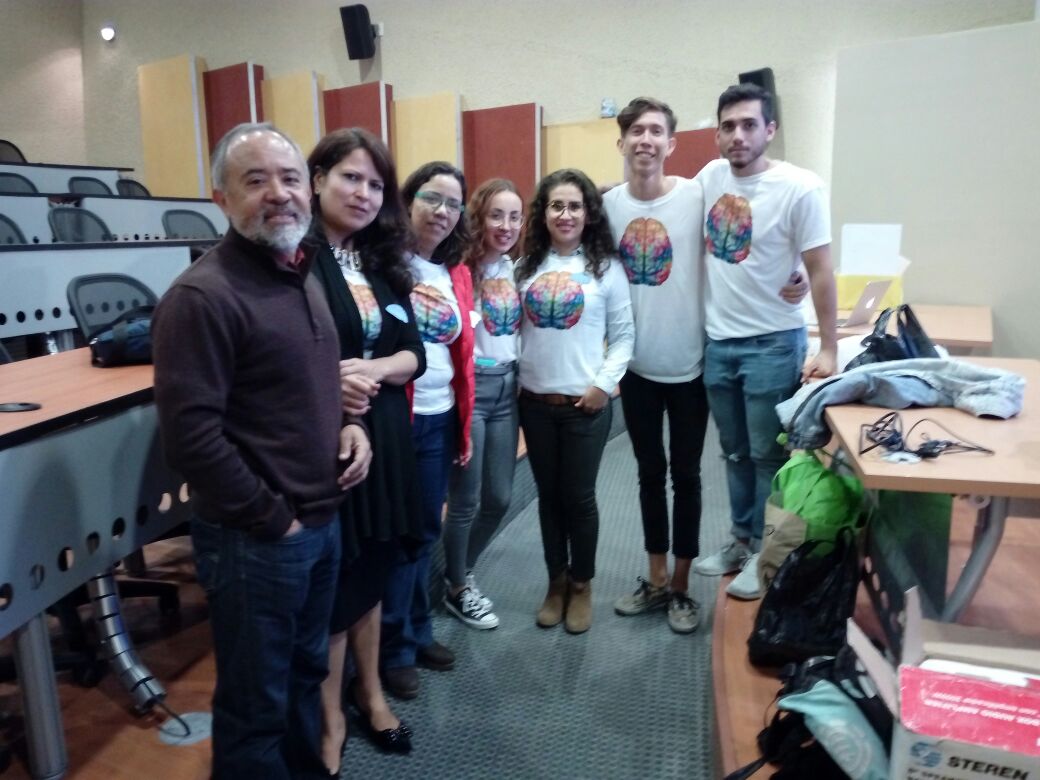 Otra equipo de alumnos participantes en Neuro Expo