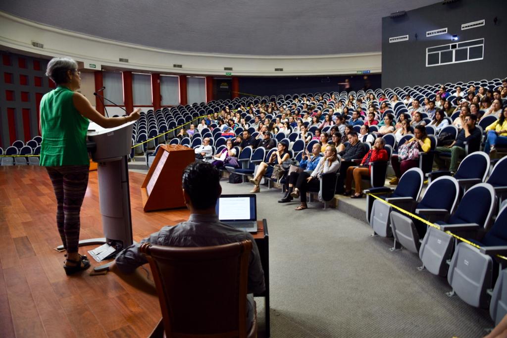 Vista general del auditorio con asistentes al conversatorio