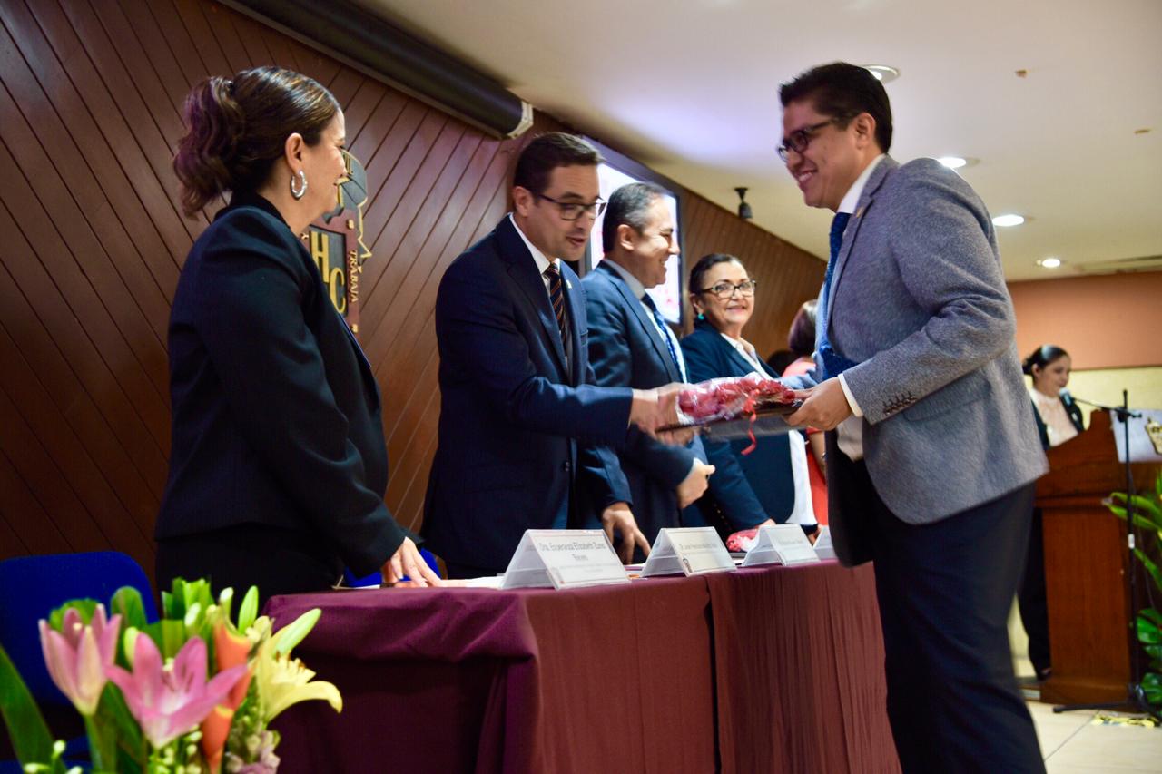 Dr. Muñoz recibiendo reconocimiento a nombre del CUCS