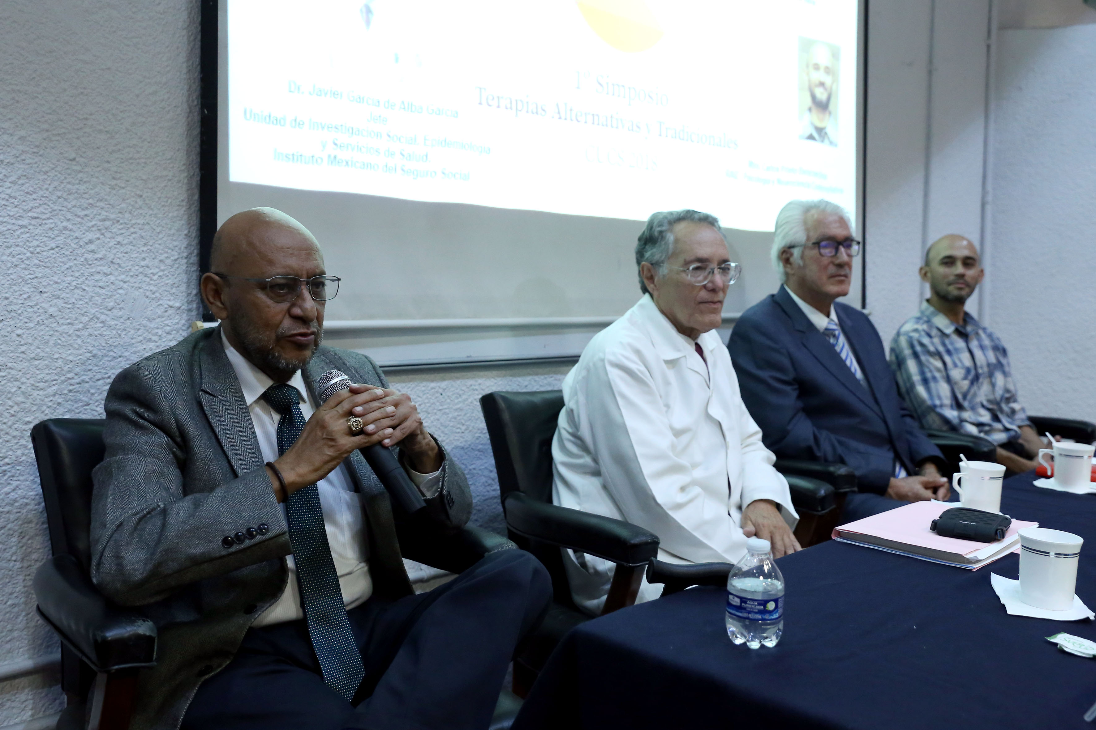 Miembros del presídium y funcionario de la Secretaría de salud dando mensaje de bienvenida