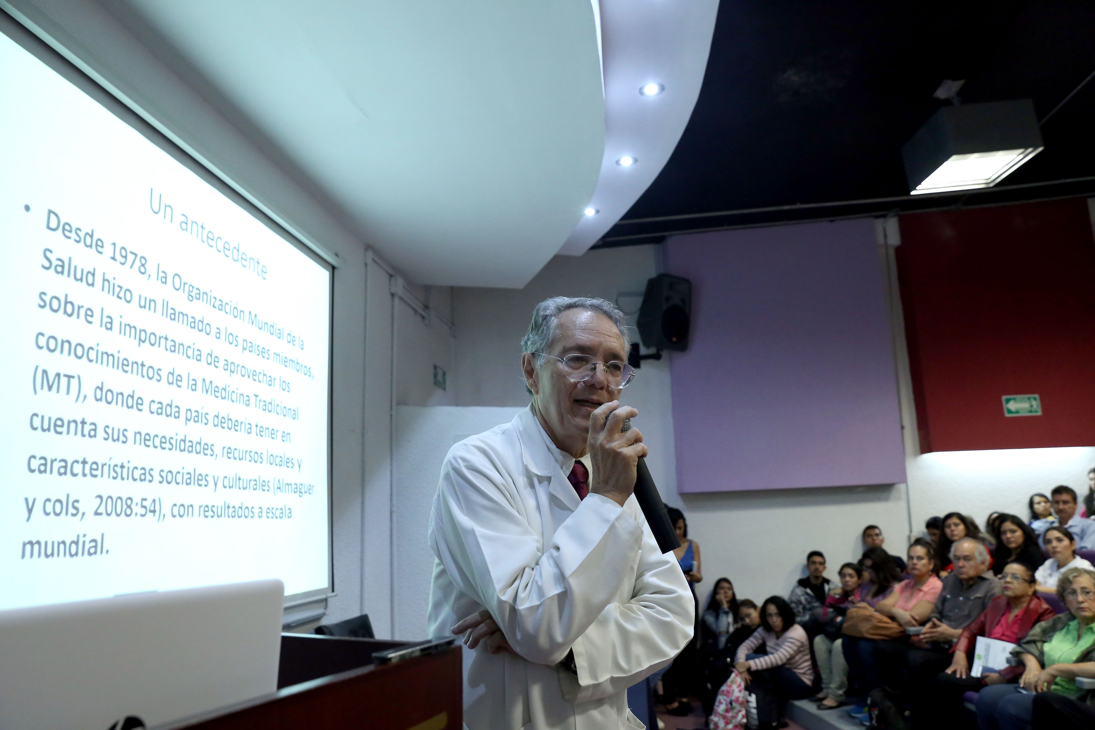 Dr. Javier García de Alba impartiendo conferencia