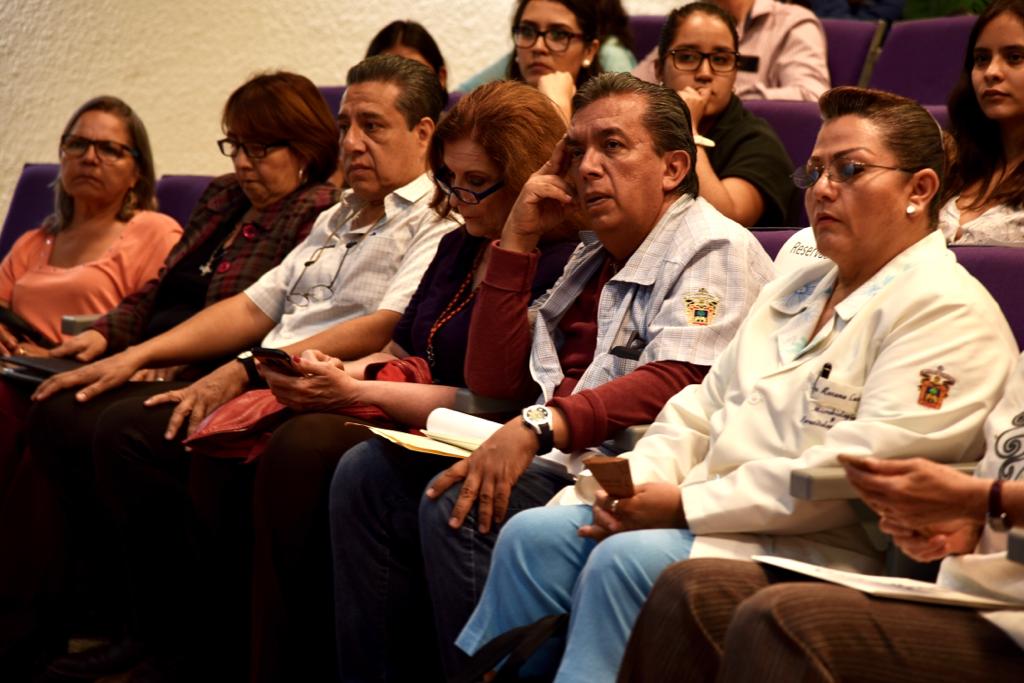 Profesores e investigadores asistentes a la conferencia