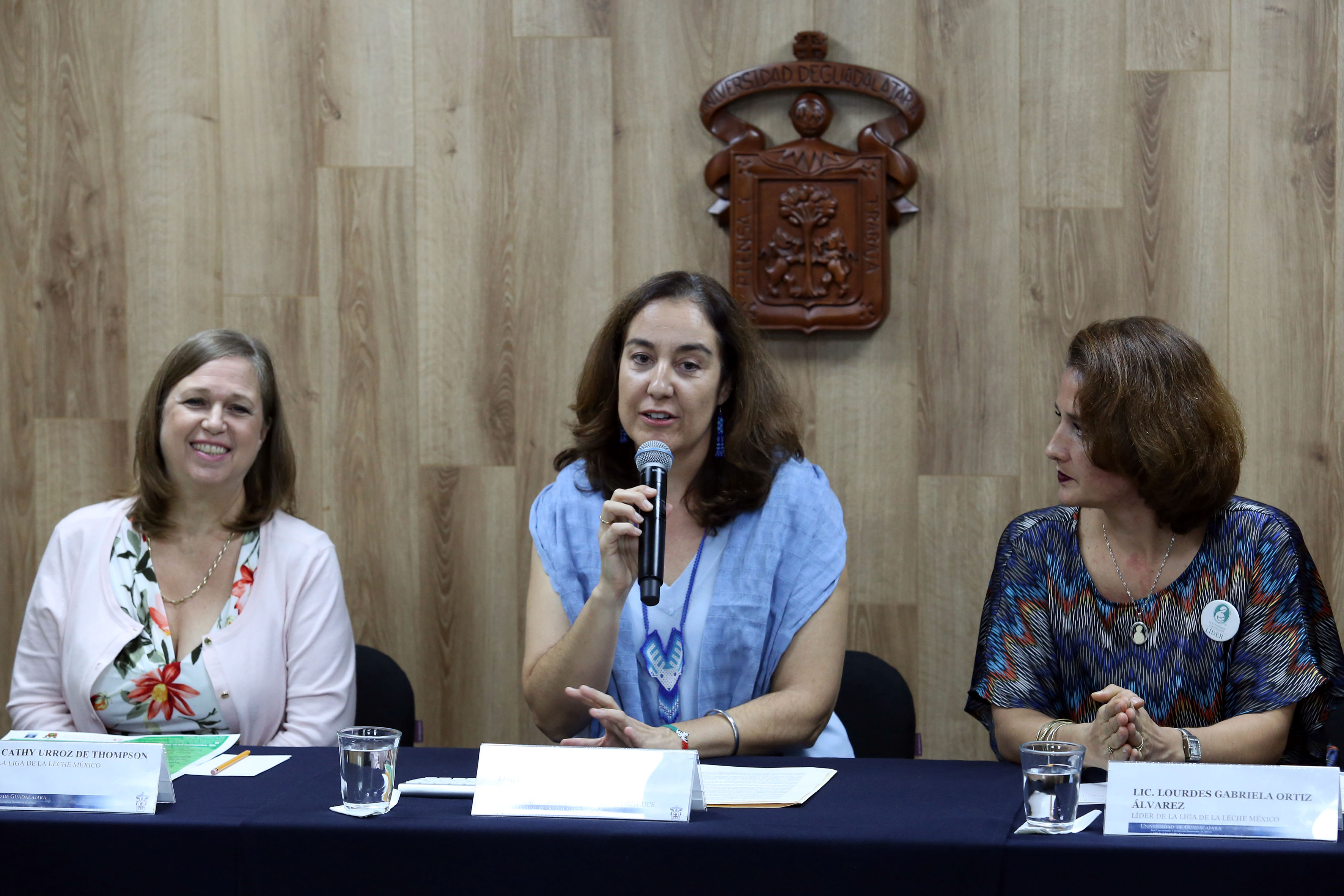 Dra. Barbara Vizmanos haciendo uso de la voz en rueda de prensa