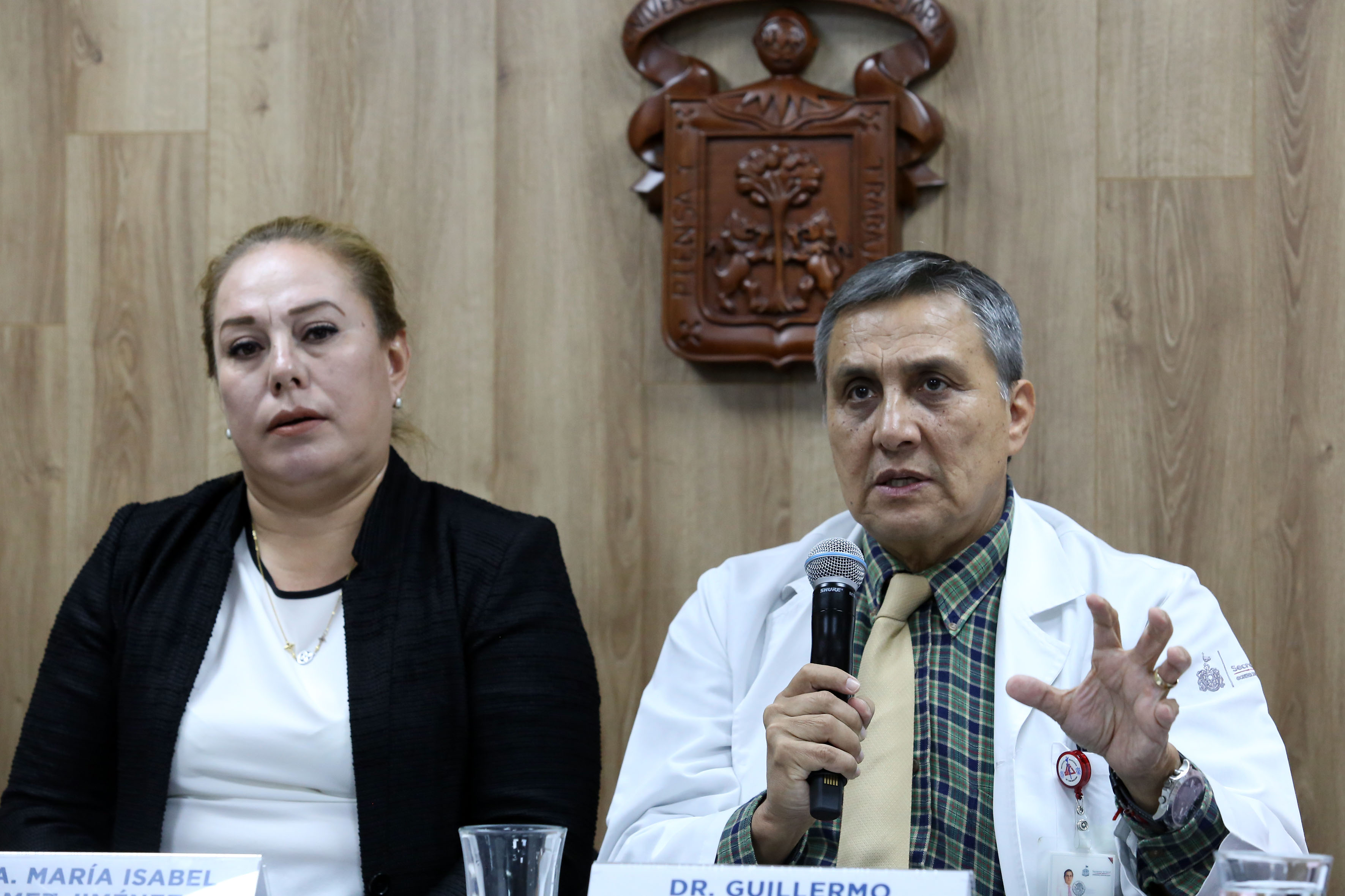 Dr. Guillermo Aréchiga en la Rueda de Prensa haciendo uso de la voz