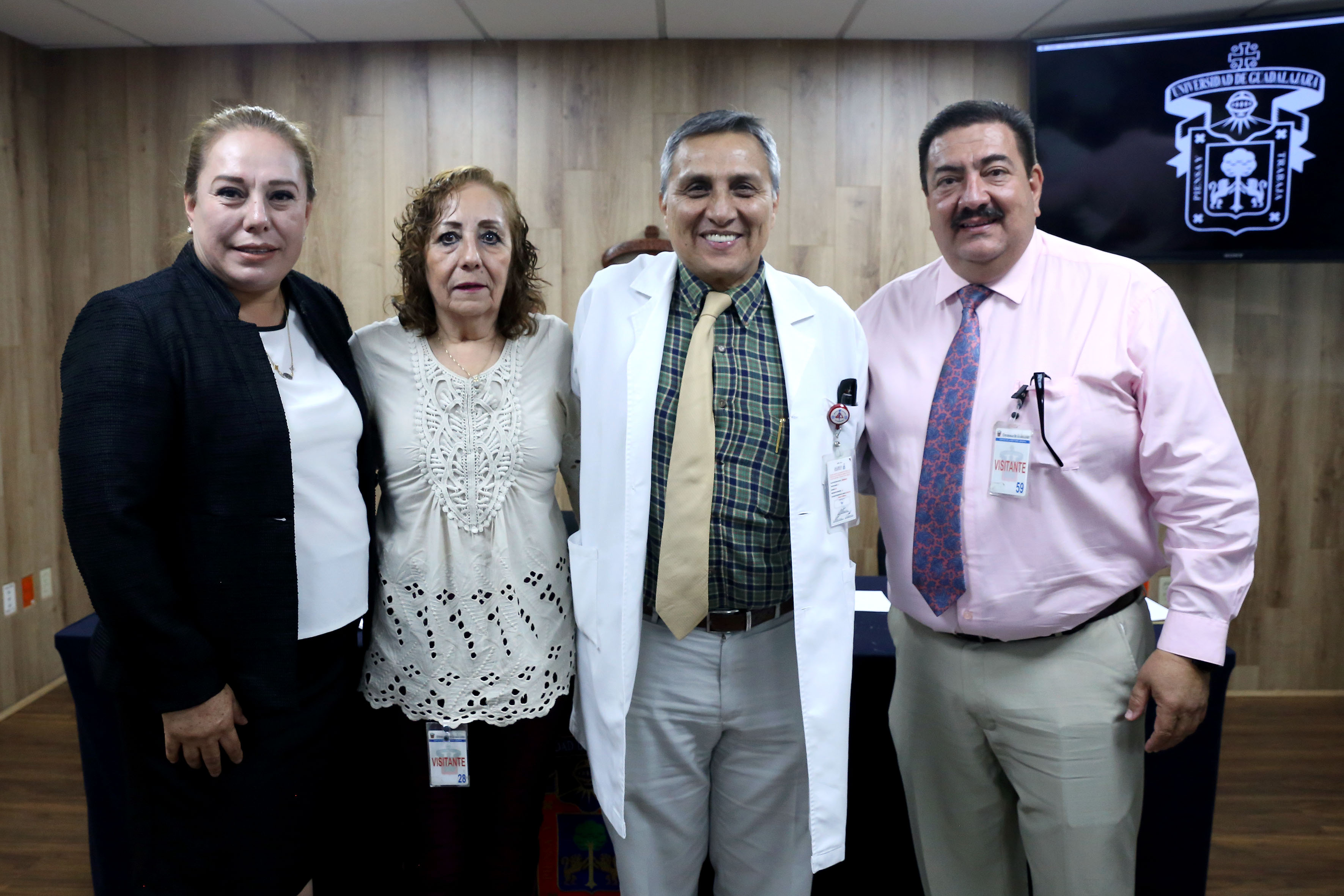 Foto grupal de los integrantes del presídium tomados de pie