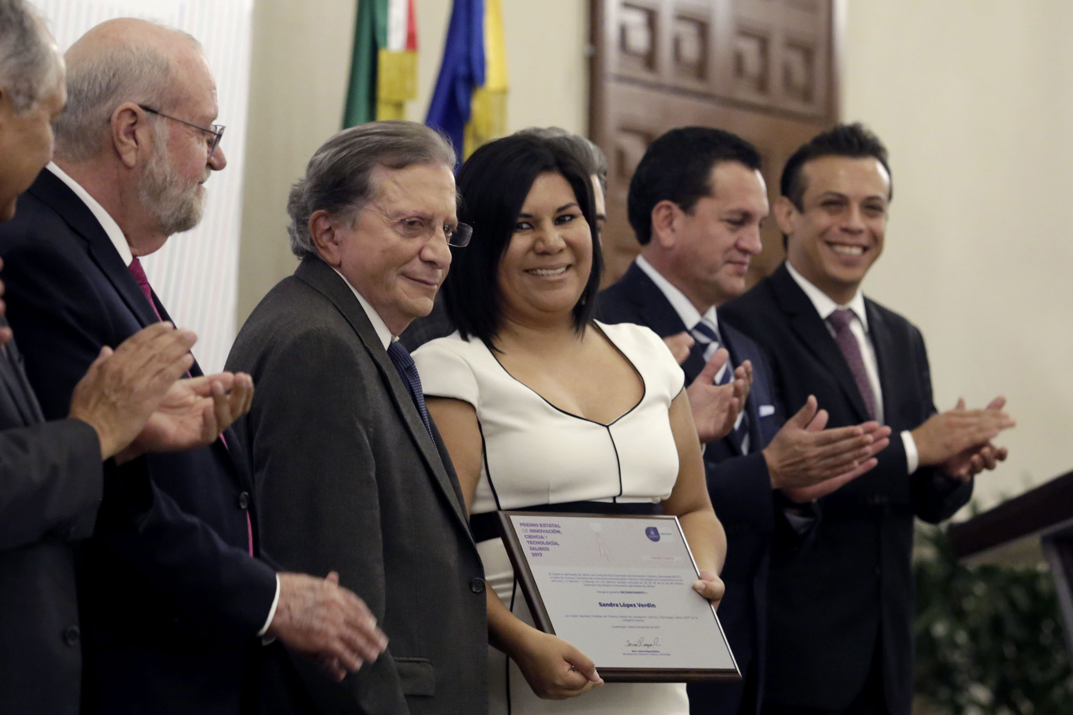 Dra. Sandra López Verdín mostrando su reconocimiento con el secretario de Innovación, Ciencia y Tecnología