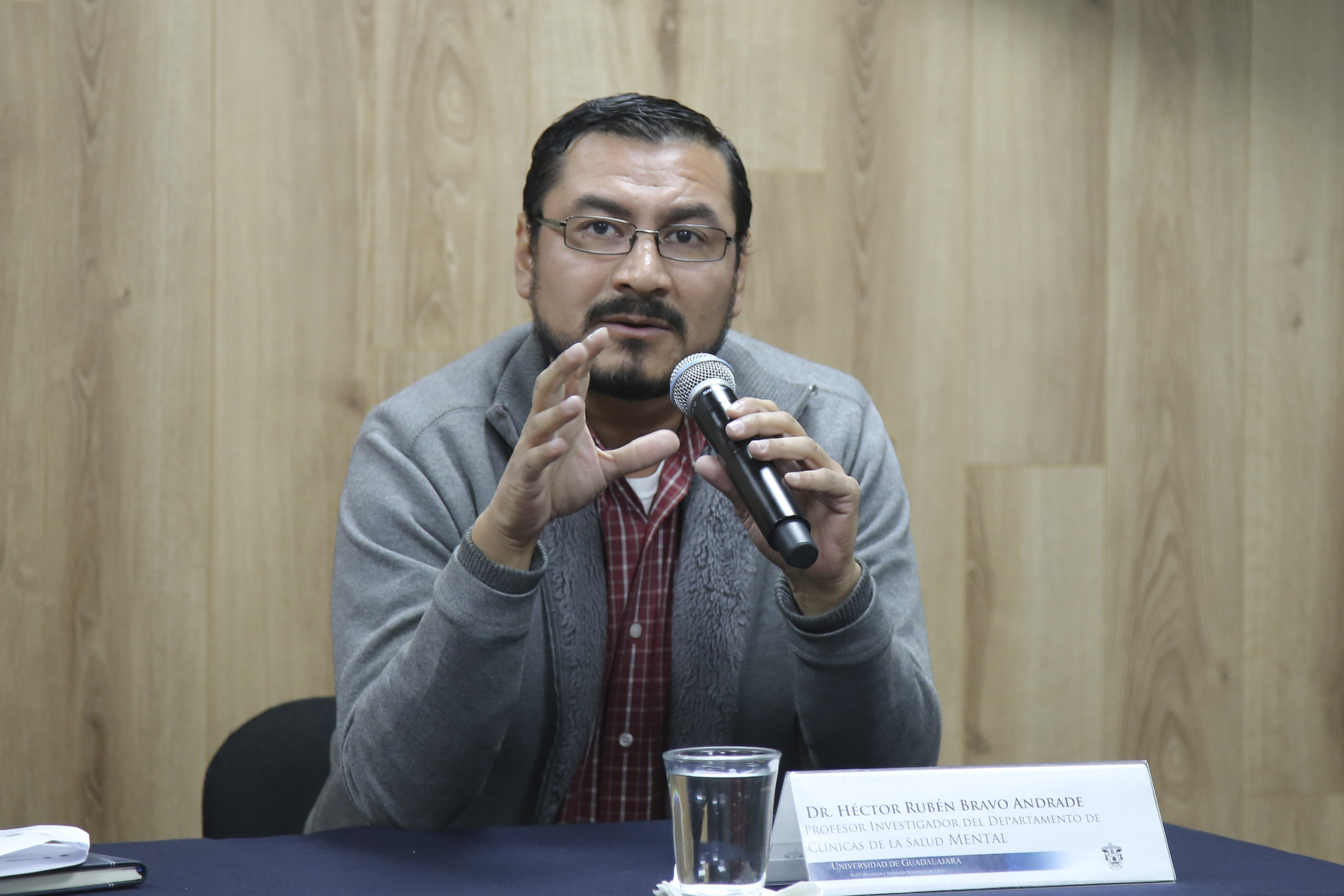 Héctor Rubén Bravo Andrade exponiendo en rueda de prensa