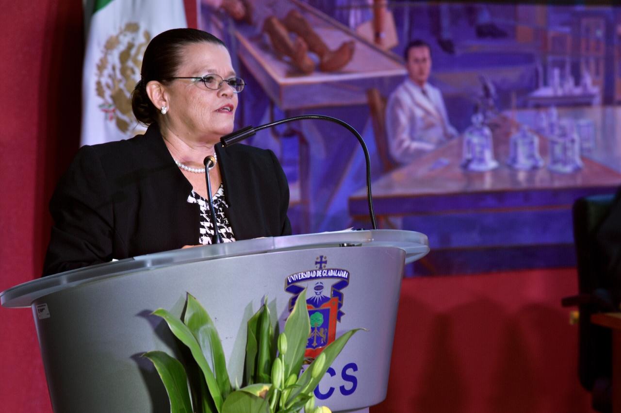 Madrina de Generación ofreciendo mensaje a graduados