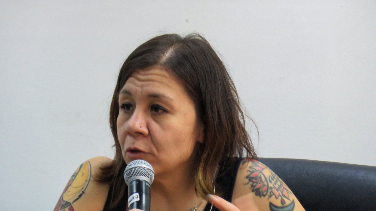 Psicoterapeuta de género impartiendo conferencia