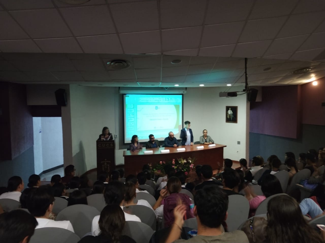 Vista desde atrás del auditorio, al fondo los miembros del presídium