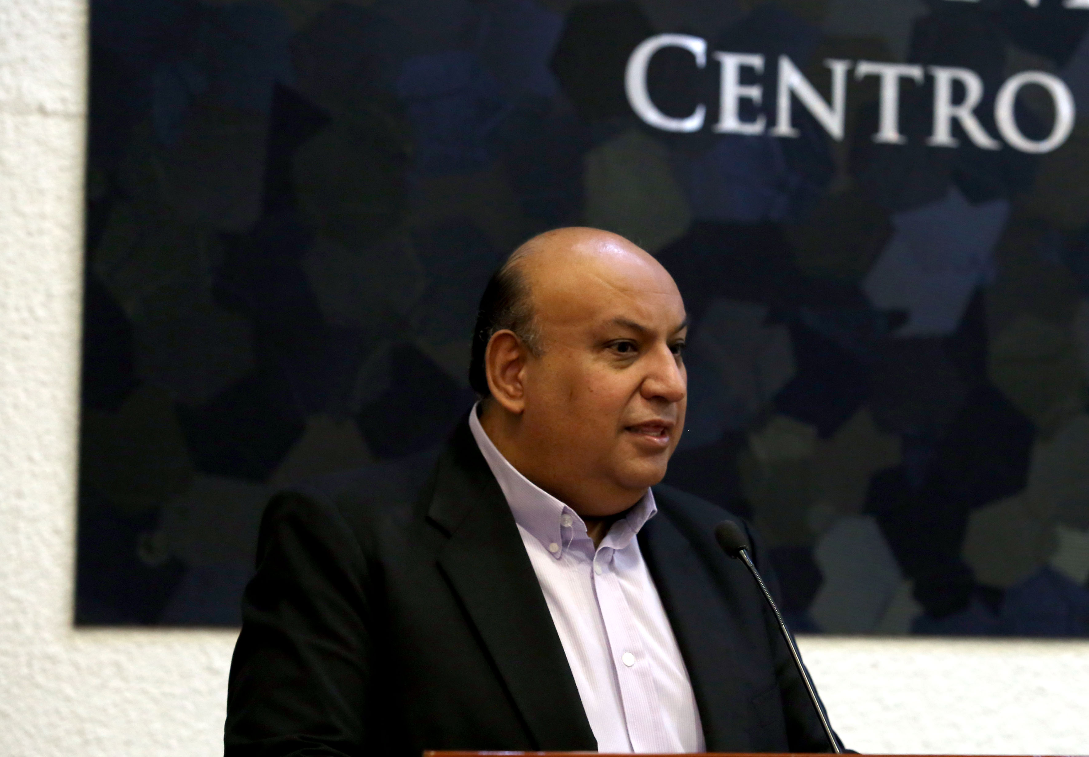 Mtro Francisco Gutiérrez dando mensaje de bienvenida al Foro