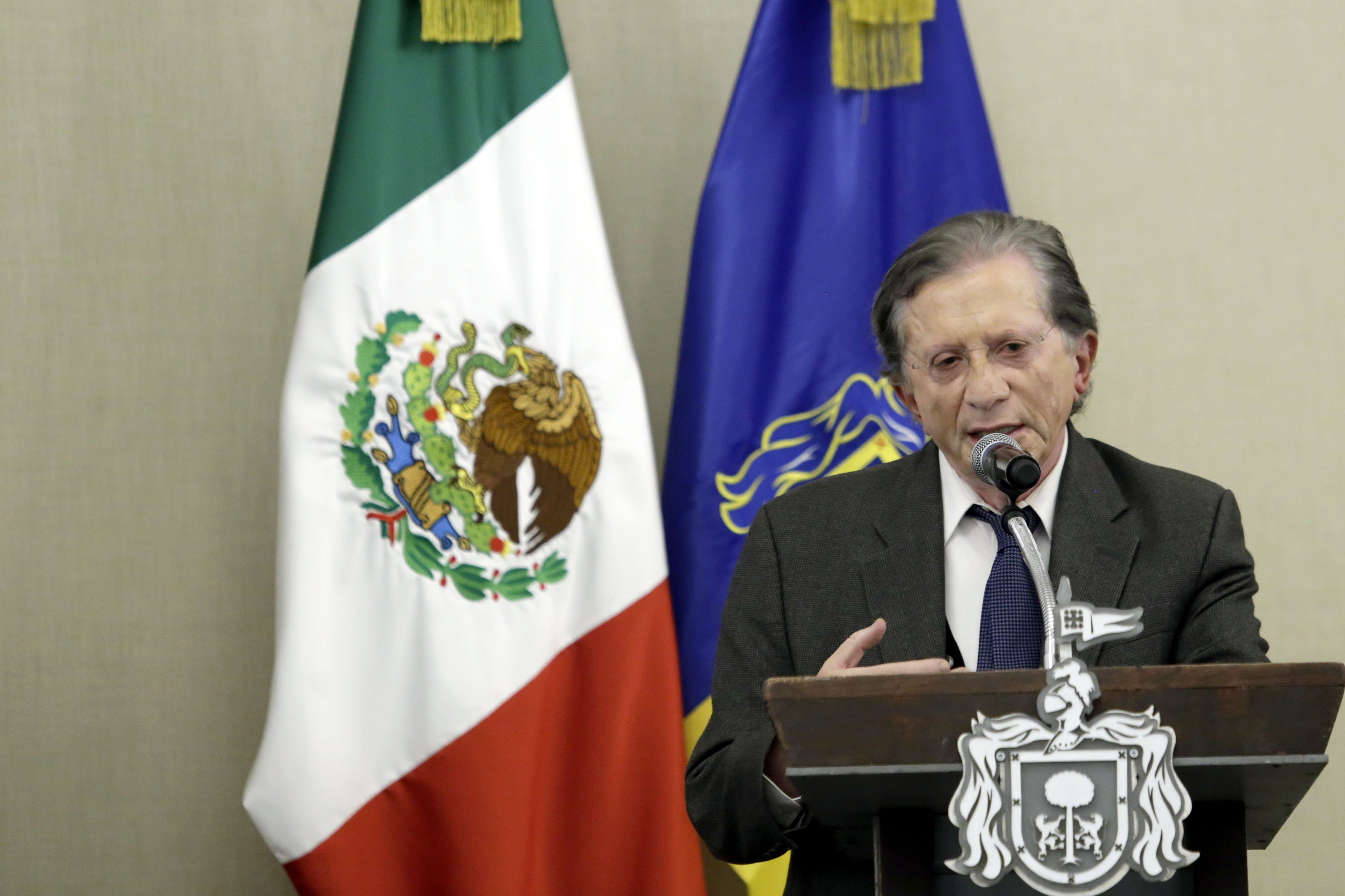 Secretario de Innovación Ciencia y Teconlogía ofreciendo discurso y felicitaciones