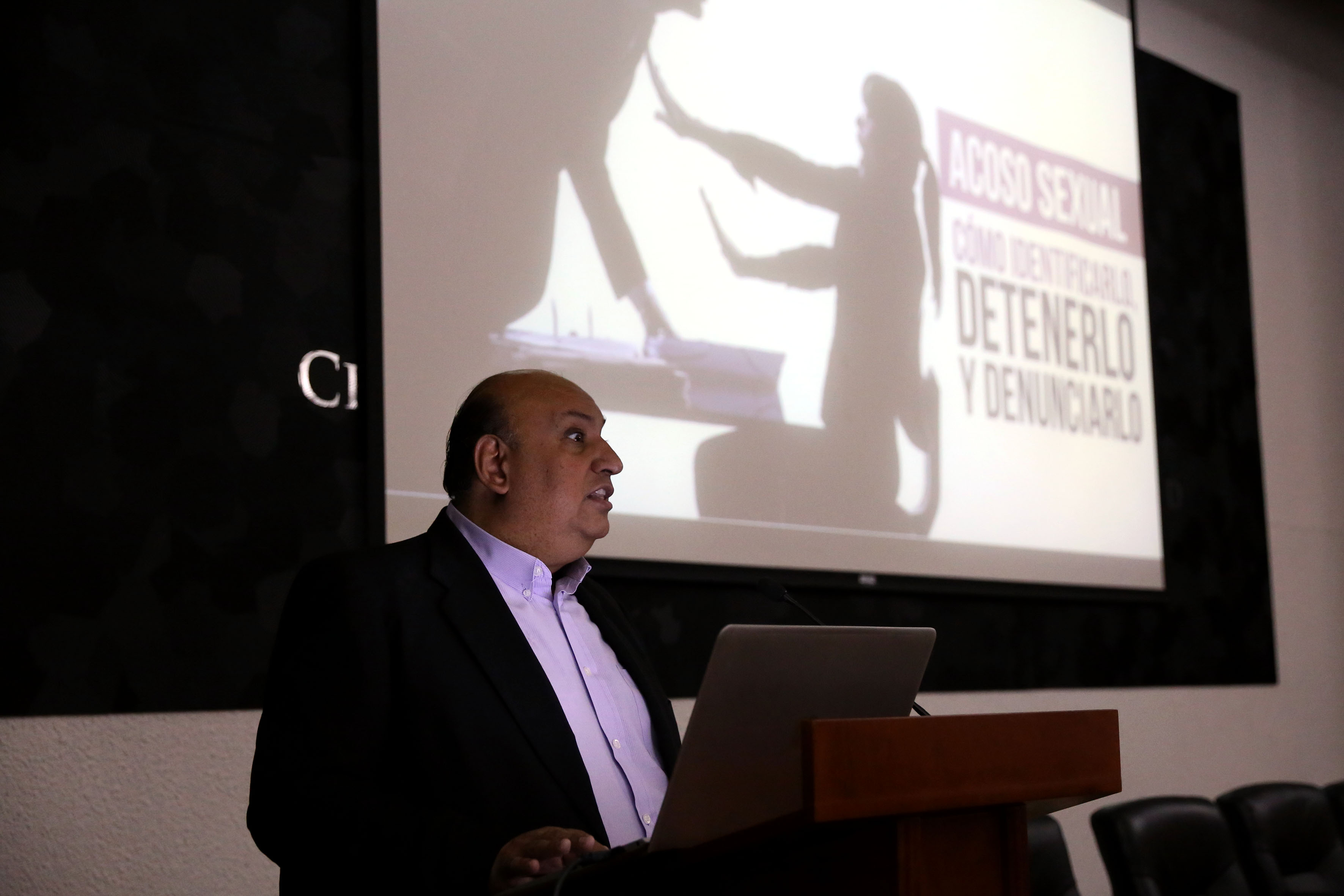 Mtro. Francisco Gutérrez impartiendo conferencia