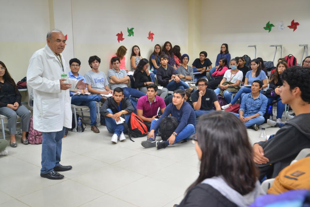 Dr. Alberto Reyes y grupo de estudiantes sentados