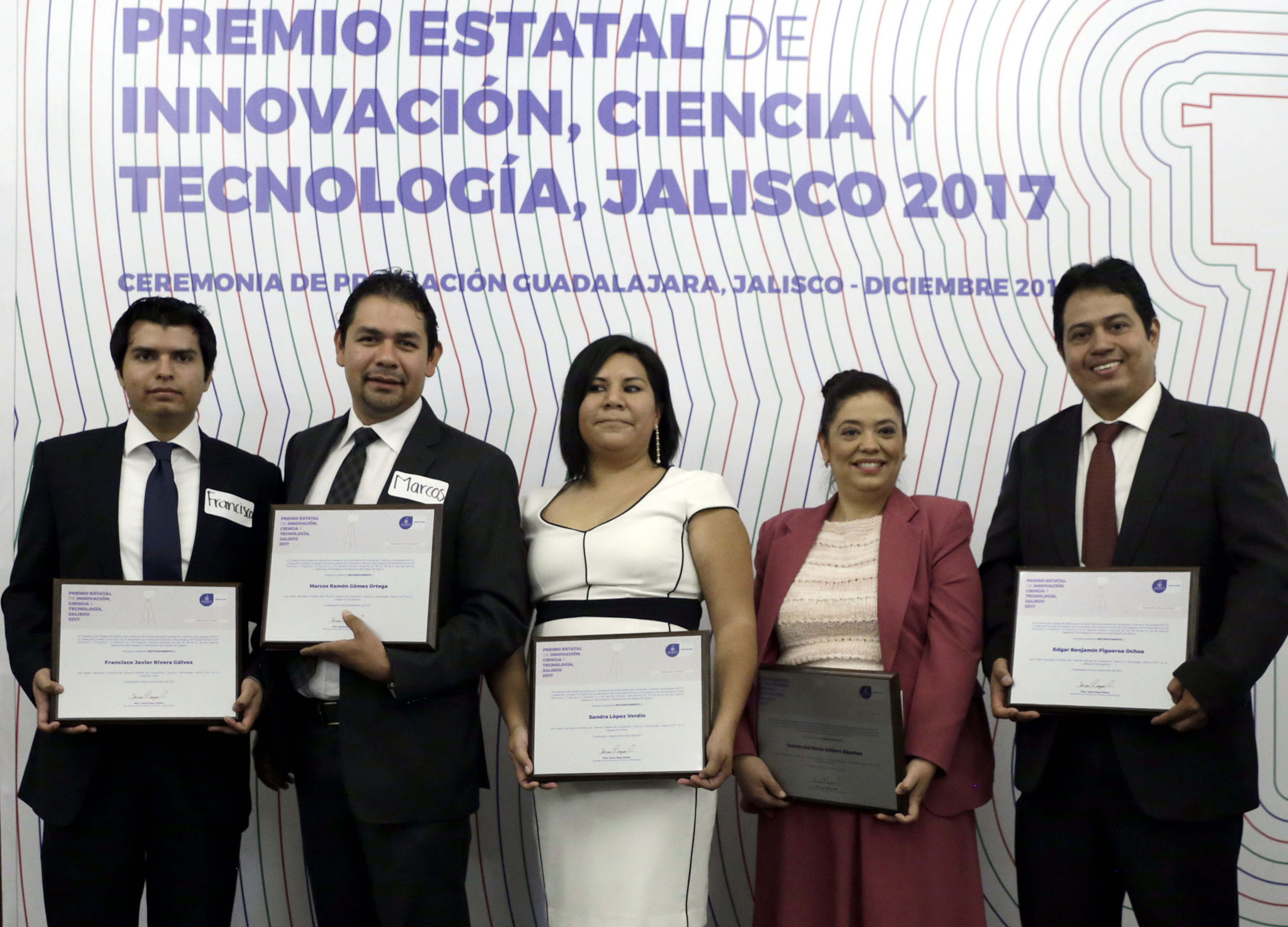 Dra. López Verdín en conjunto con todos los premiados y reconocidos de la UdeG
