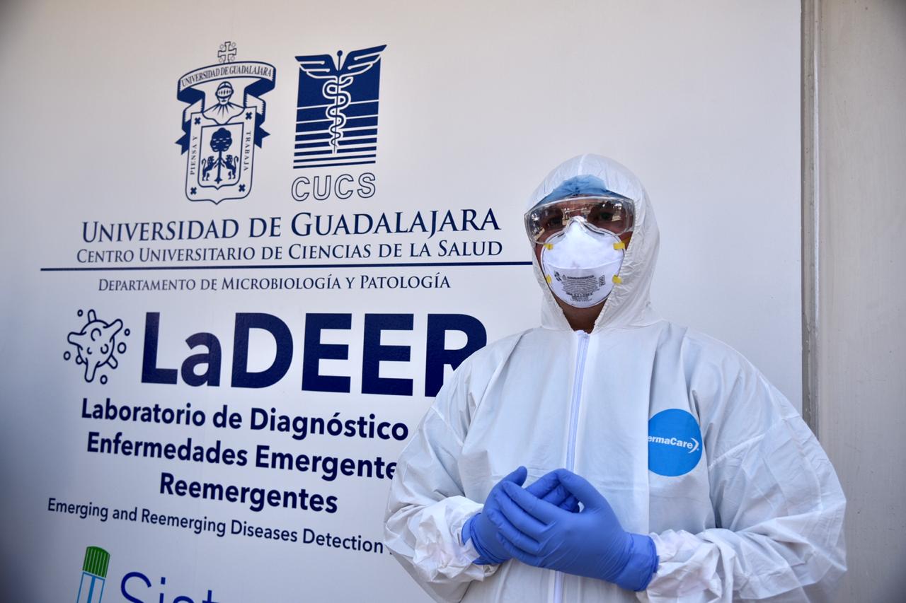 Tomador de muestras vestido con equipo de protección afuera del LaDEER