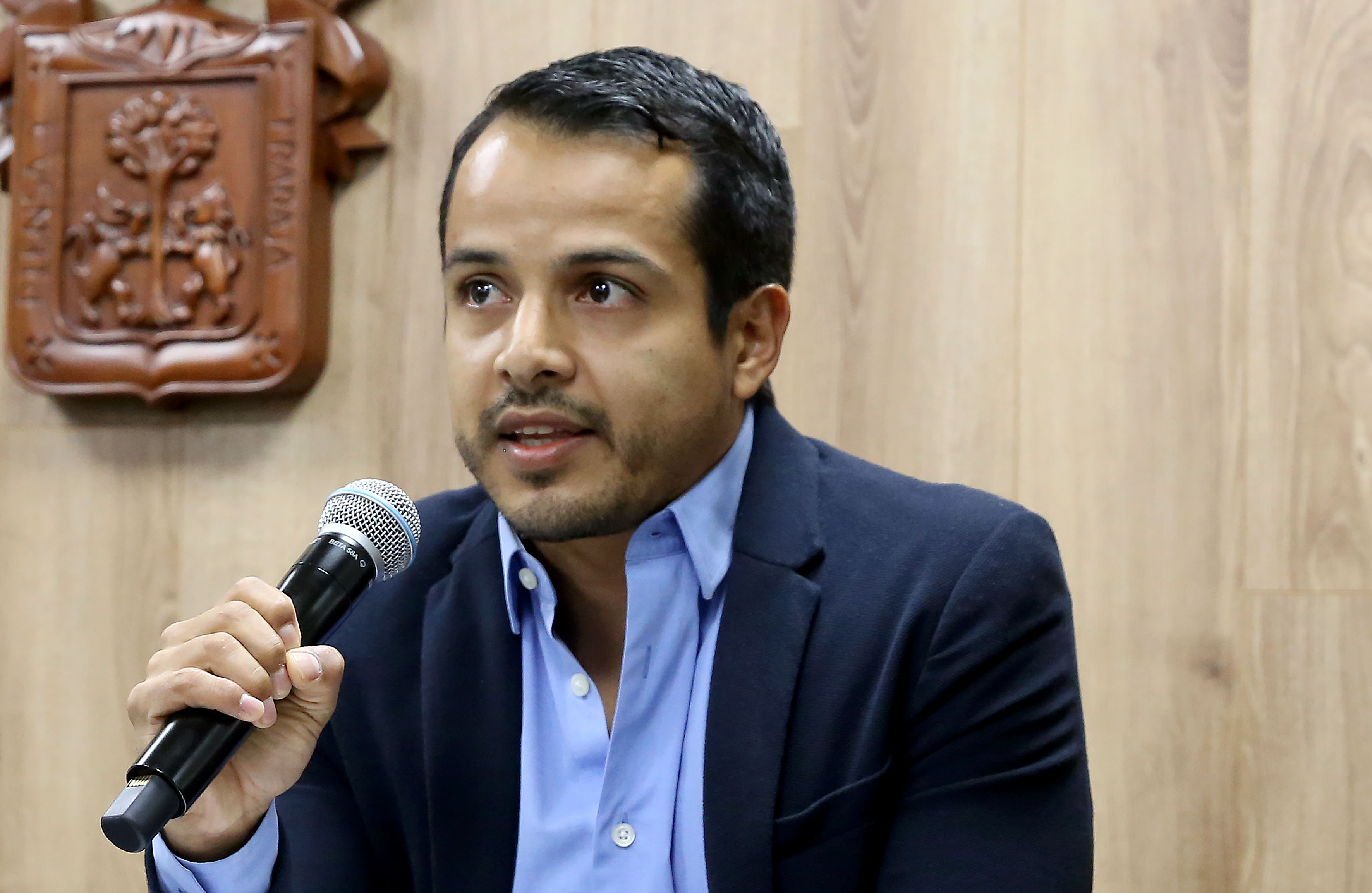 Dr. Gustavo Adolfo Rosales Chávez al micrófono