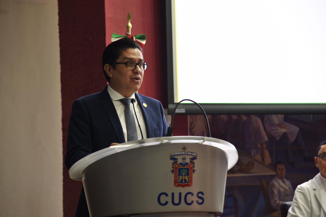 Rector del CUCS ofreciendo mensaje a los graduados
