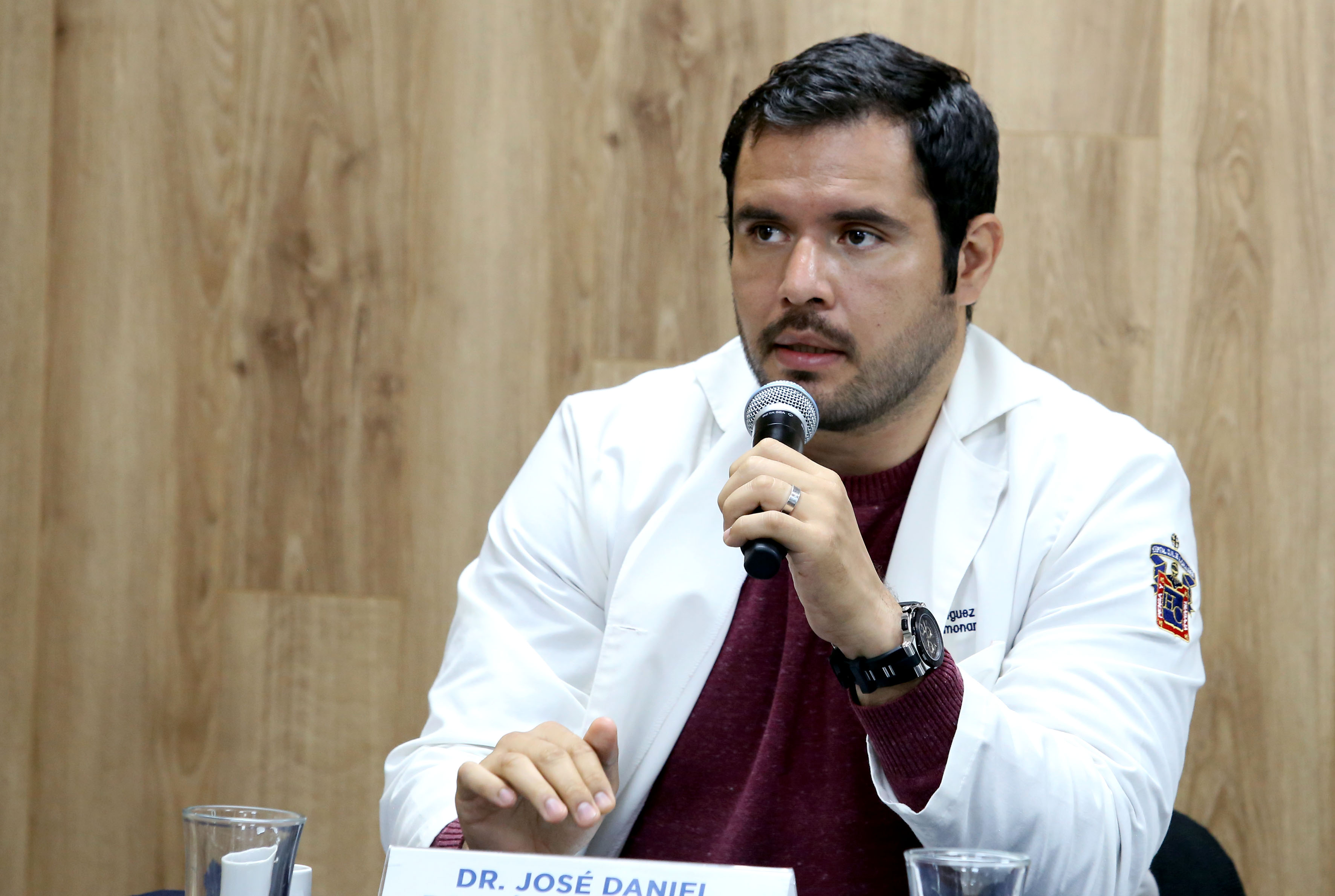 Dr. Daniel Rodríguez Jiménez al micrófono