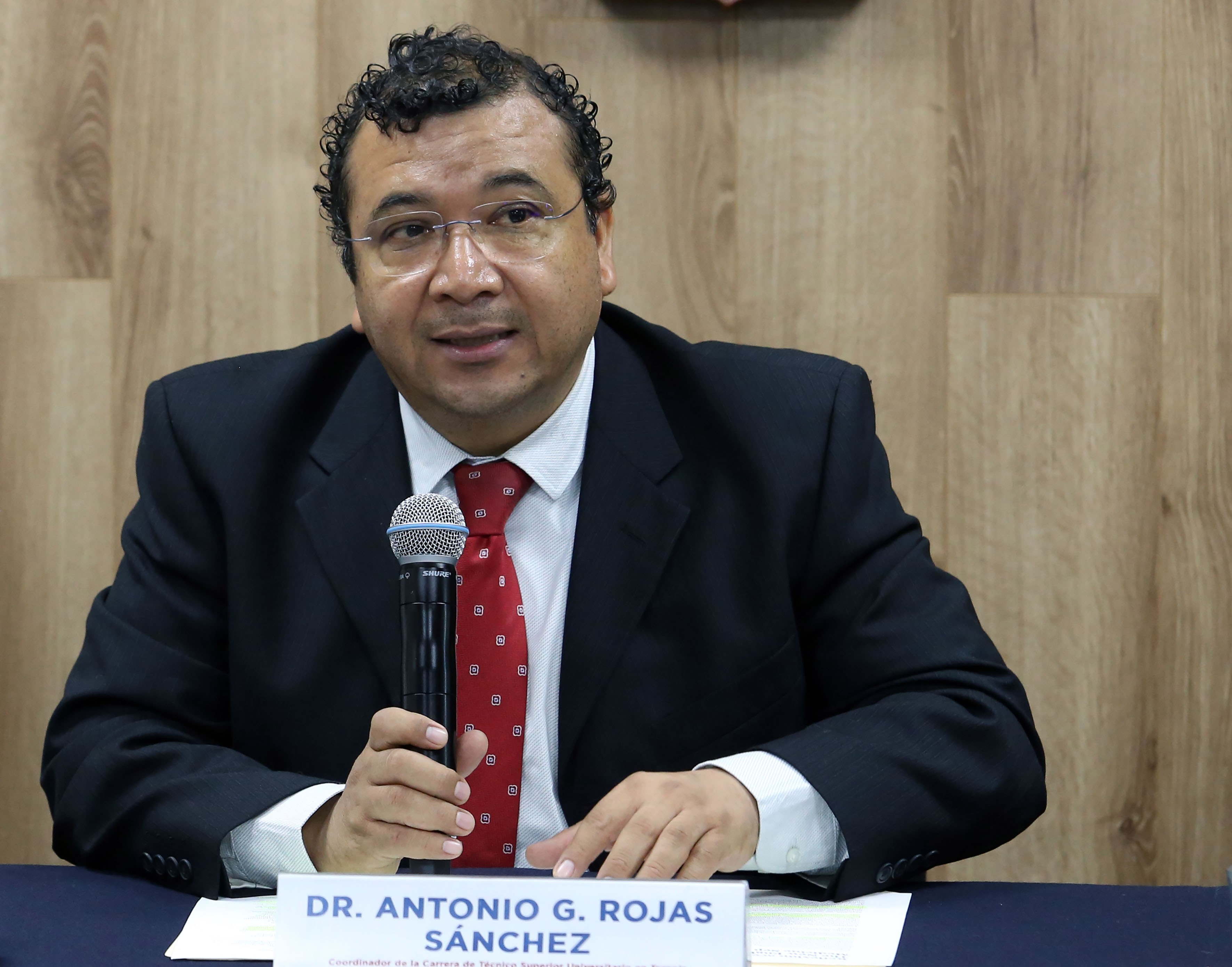 Dr. Gerardo Rojas al micrófono