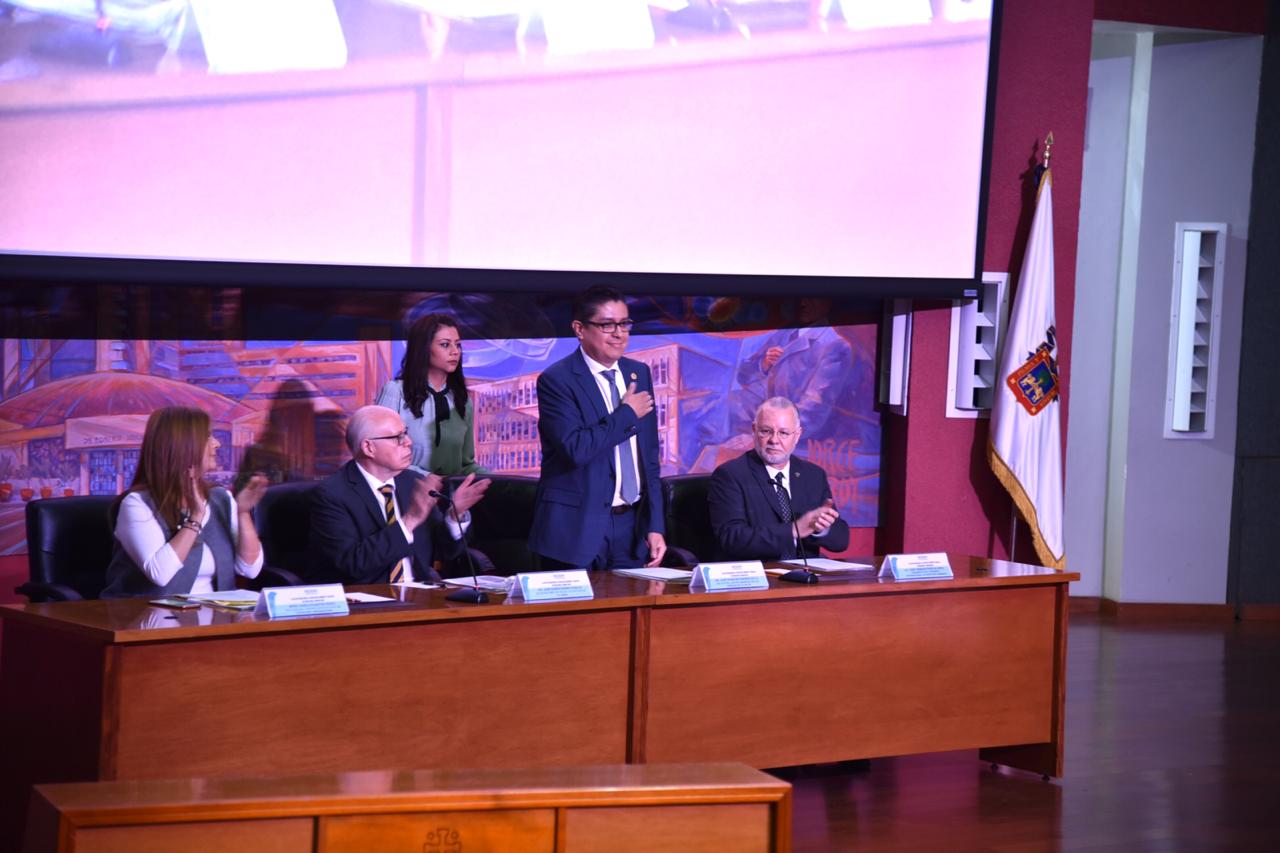 Rector del CUCS agradeciendo al auditorio al ser presentado, desde el presídium