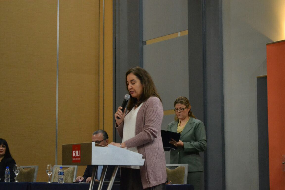 Dra. Bárbara Vismanos ofreciendo su discurso, en representación del Rector del CUCS, Dr. Jaime Andrade