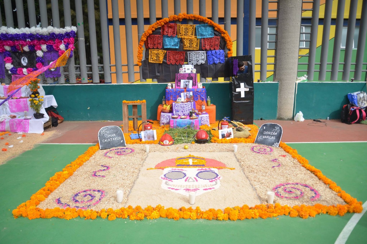 Altar de alumnos en la cancha