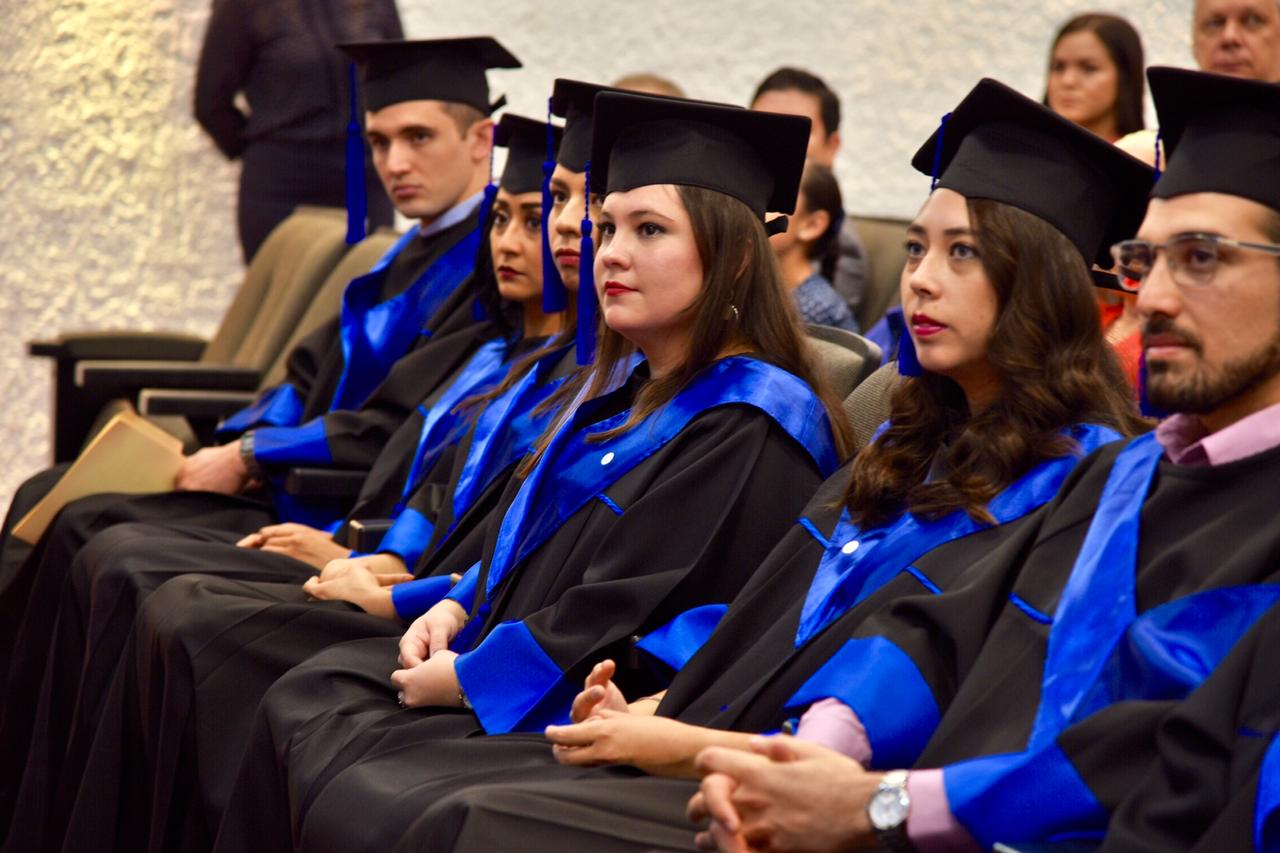 Generación de periodoncistas en primera fila durante acto académico