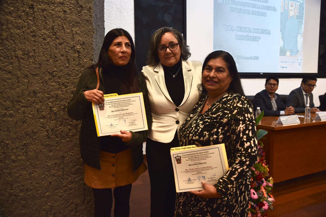 Coordinadoras de la Maestría exhibiendo sus reconocimientos