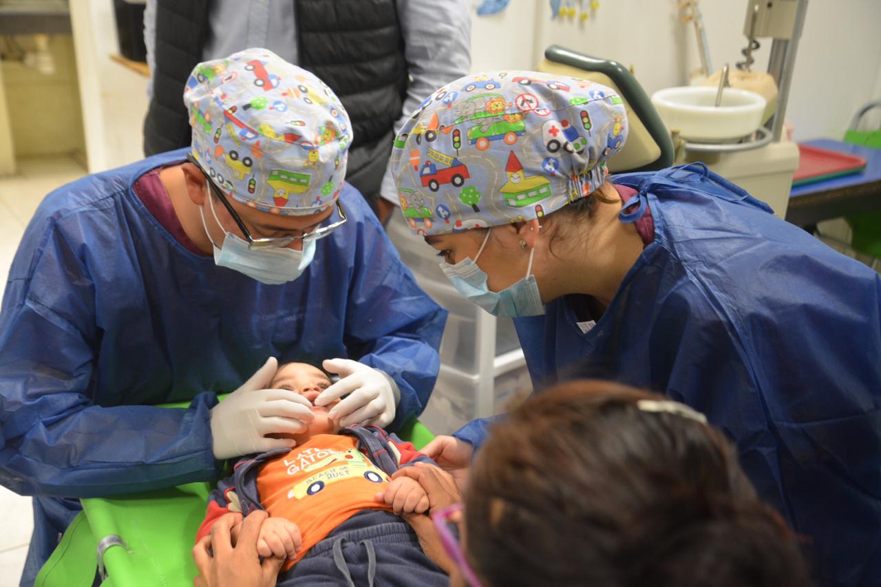 Bebé en camita especial recibiendo atención odontológica