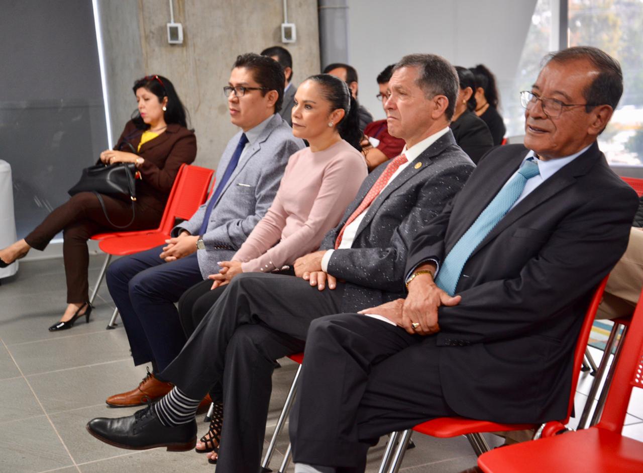 Funcionarios asistentes a la inauguración del proceso de evaluación