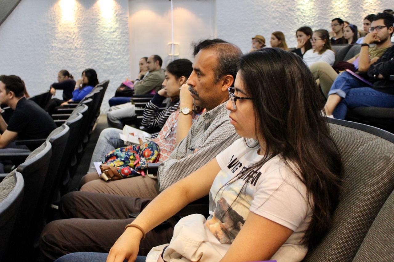 Alumnos asistentes atentos a la ponente