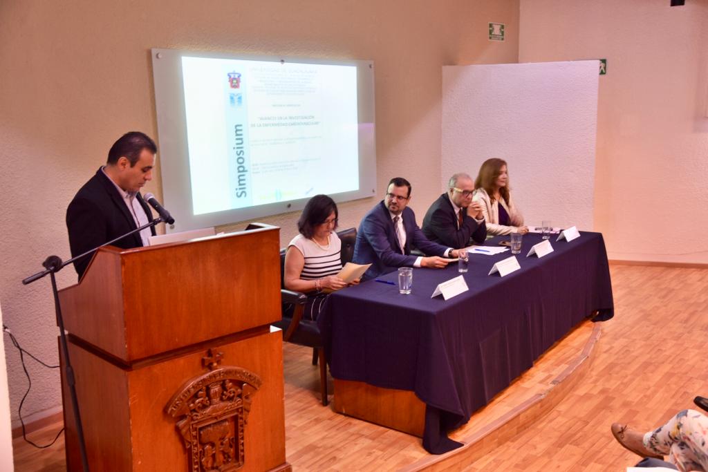 Miembros del presídium, toma desde lo alto del auditorio